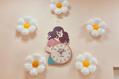 Оригинальные настенные часы для женской консультации №6