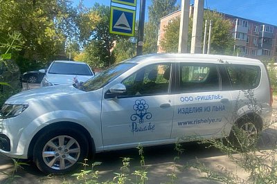 Выклейка на автомобиле для компании "Ришелье"