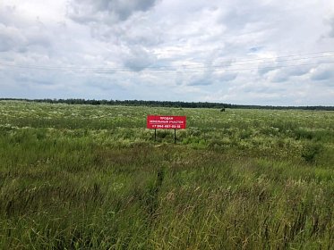 Баннерная растяжка на деревянном каркасе на металлических ножках