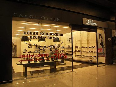 Витрина салона обуви