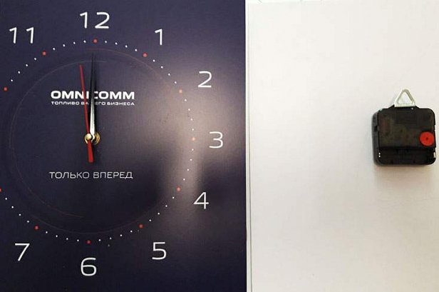Часы настенные для компании Omnicomm - реализованные проекты рекламного агентства "Отличная Идея"