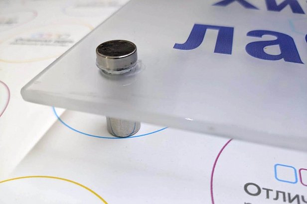 Таблички на дистанционных держателях - реализованные проекты рекламного агентства "Отличная Идея"