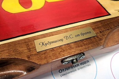 Лазерная гравировка на золотом пластике