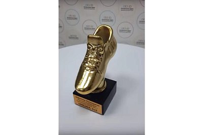 Гравировка на золотом пластиковом шильдике