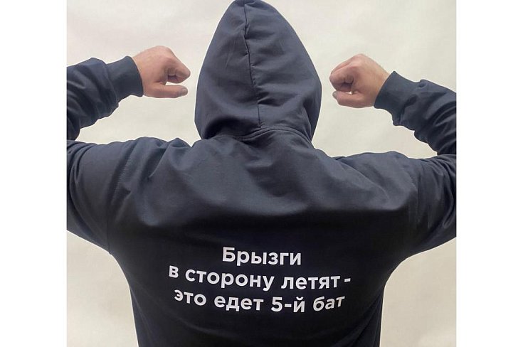 Одежда: толстовки/футболки/бейсболки Одежда: толстовки/футболки/бейсболки